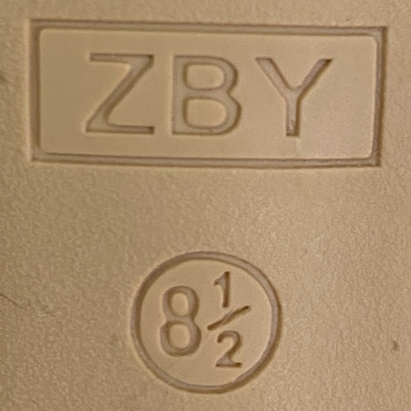 ZBY Women's 8.5 Red Heels - Picture 7 of 7
